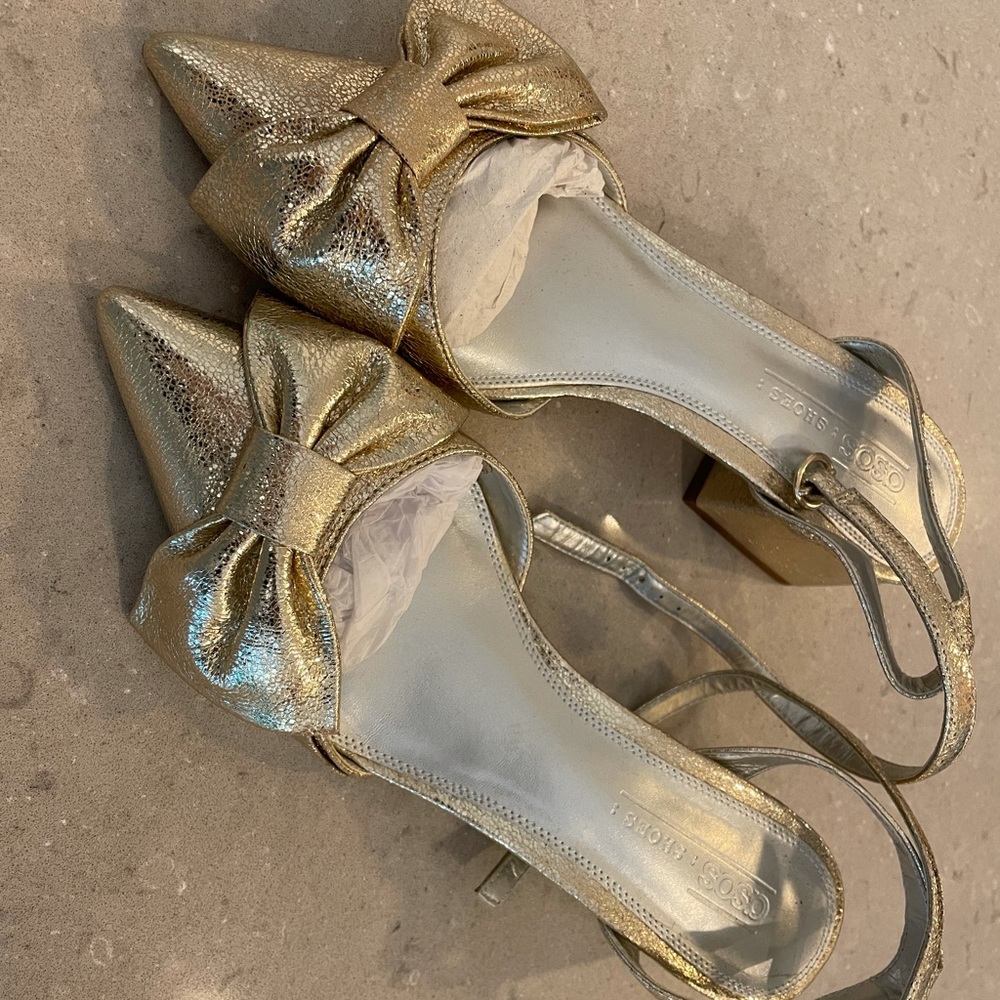NEW ASOS GOLD BOW SQUARE HEELS.
